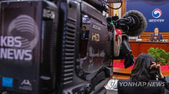 한덕수 국무총리가 11일 국무회의에 참석해 'TV 수신료' 분리 징수 관련 안건 설명을 하는 모습을 KBS 취재진이 촬영하고 있다. 연합뉴스